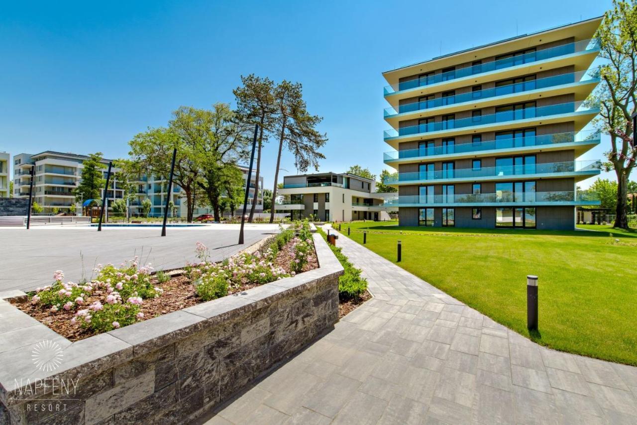 Bonnie-Premium Lelle Waterfront Private Apartment Балатонлелле Екстер'єр фото
